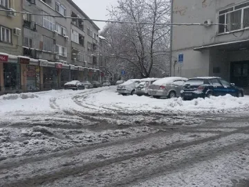 Пловдив под зимна обсада, над 60 снегорина са по улиците