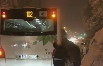 Граждани бутат автобус 102, закъсал в софийските преспи (ВИДЕО)