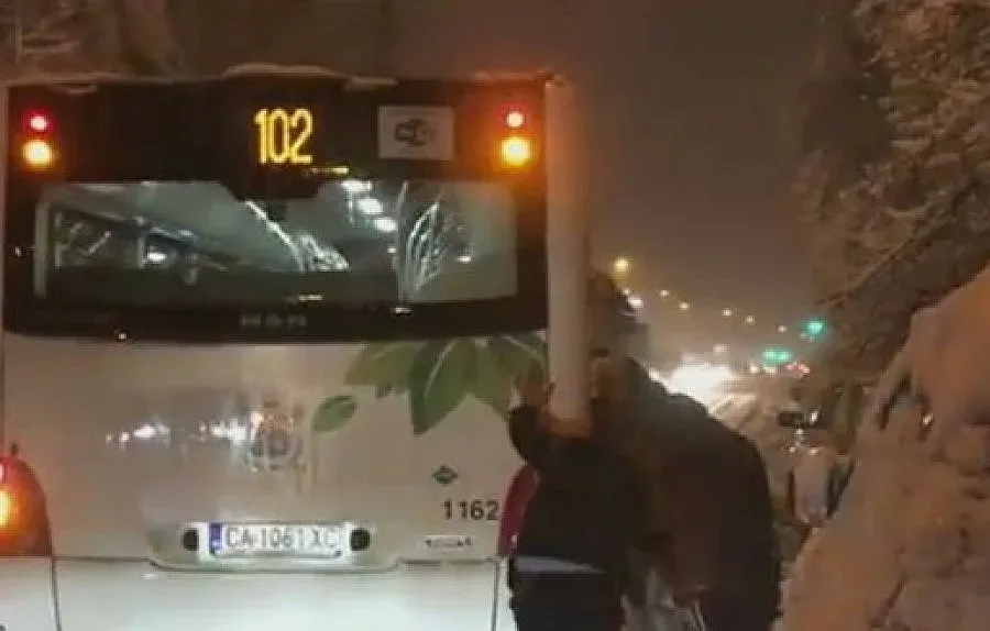 Граждани бутат автобус 102, закъсал в софийските преспи (ВИДЕО)
