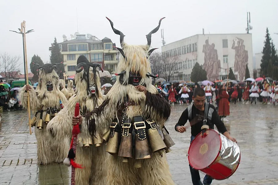 Бабугери гониха злото в дъжд и сняг