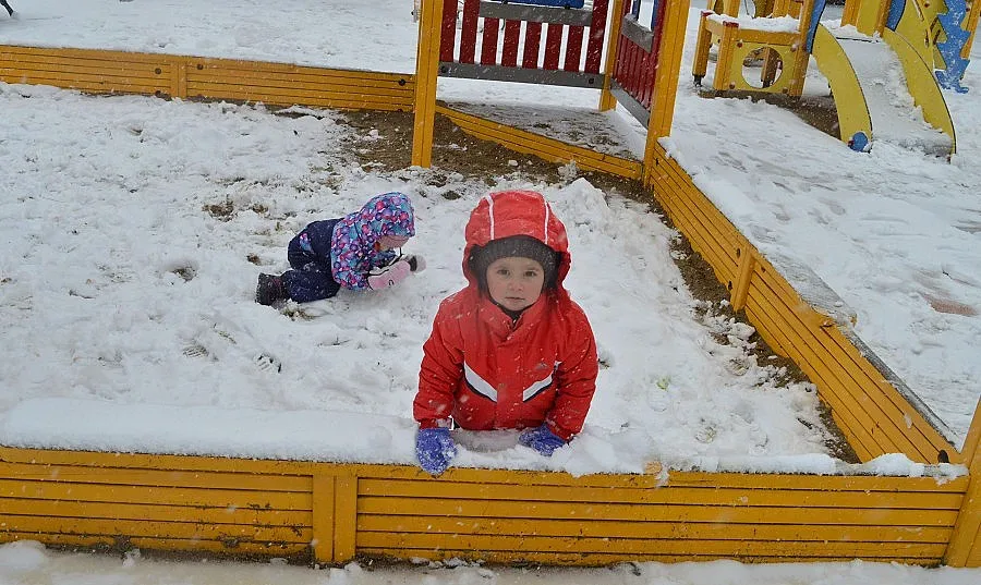 Снегът продължава и в неделя 