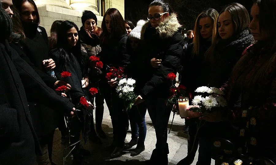 Поничките вкъщи, гняв във Фейсбук (ОБЗОР)