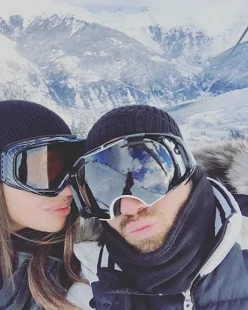 Благо купонясва с наргиле в уста