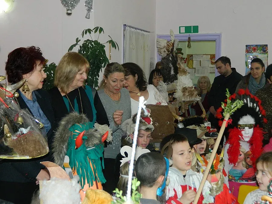 Маскарадна щафета обикаля забавачките в Перник