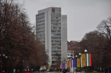 Затагят пропусквателния режим в училища и забавачки