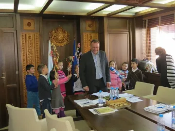 Хлапета пак сурвакаха кмета на Банско