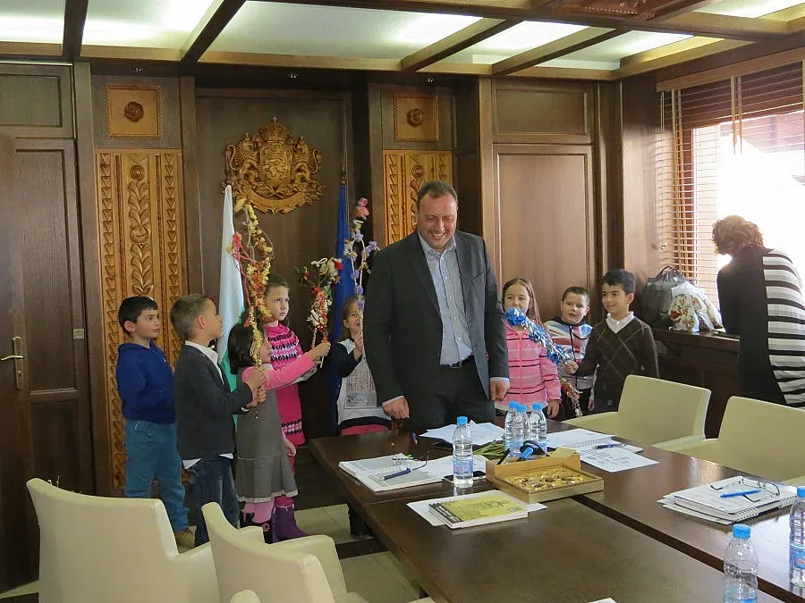 Хлапета пак сурвакаха кмета на Банско