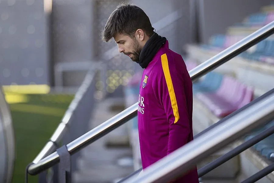 Свинска глава чакаше Пике в дербито 