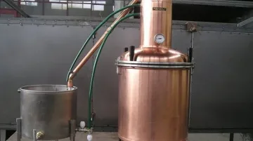 Казанджии варят ракия  в станция на Синода