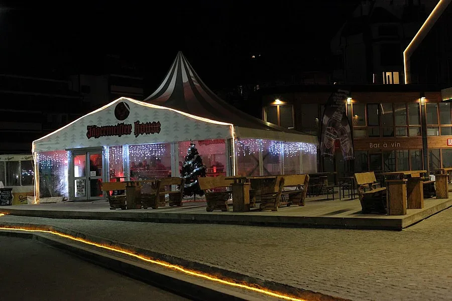 Румънеца и Енчев опънаха десетметрова шатра в центъра на Банско