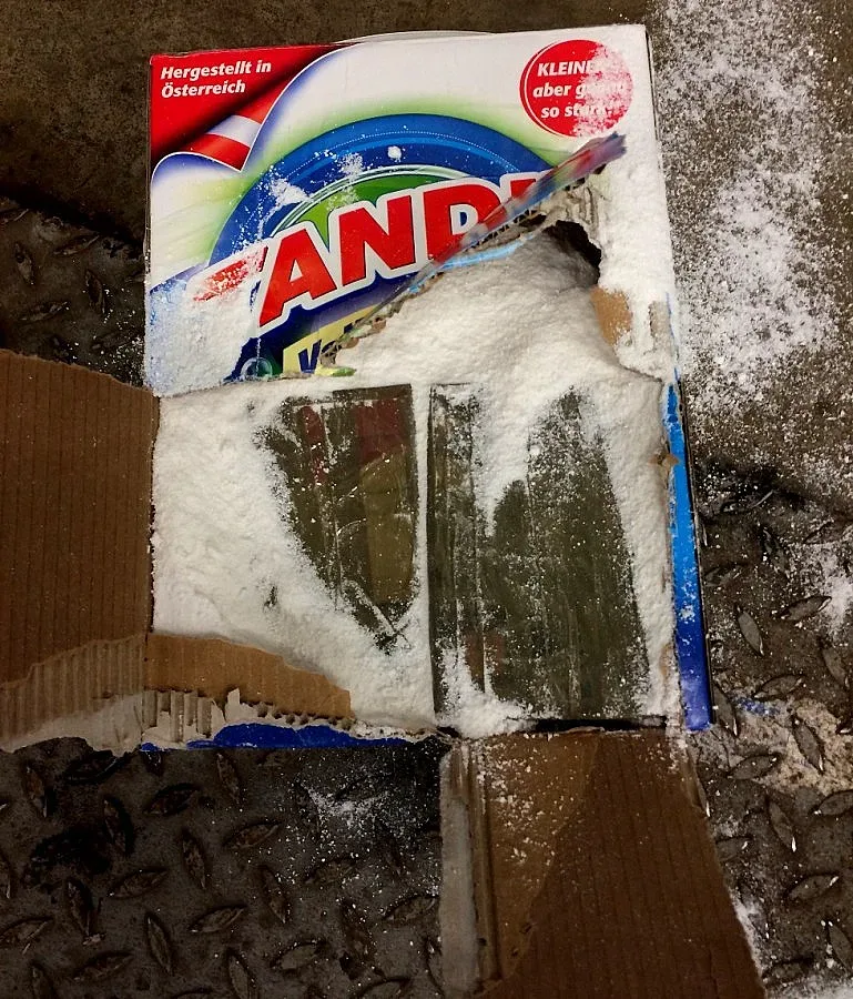 Извадиха от прах за пране бойни пистолети и патрони