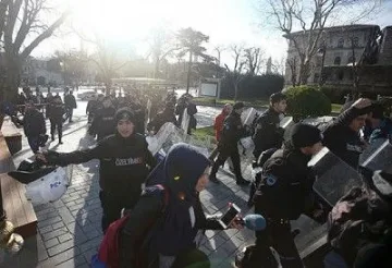 Атентаторът от Истанбул влязъл като бежанец (ОБЗОР)