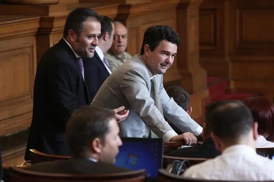 Реформаторите бесни, Радан ги обижда на варвари