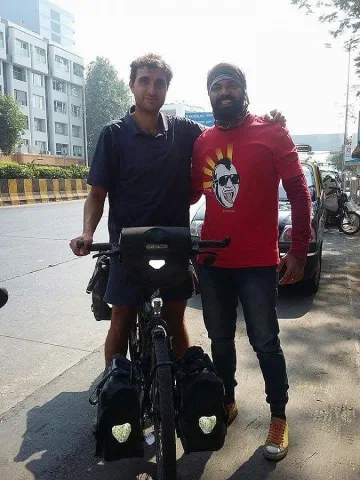 Еди обикаля света с колело и 4 чанти