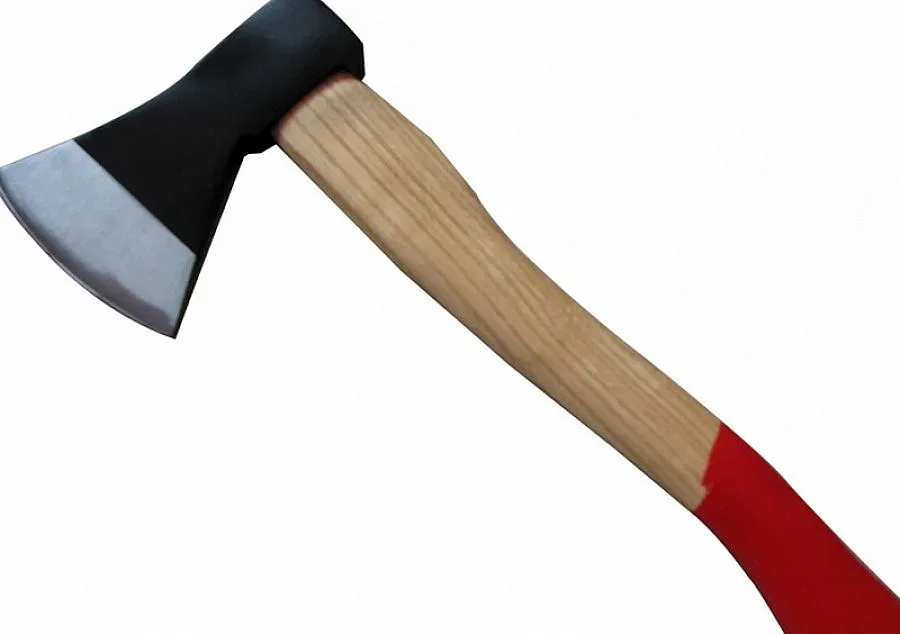 27-годишен удари с брадва майка си