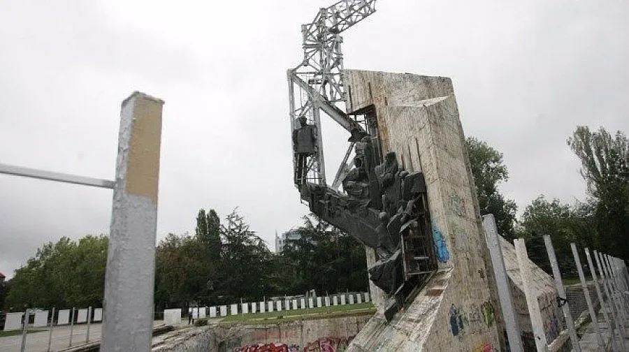 Решено: Събарят паметника пред НДК 