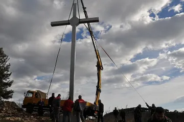 Десетметров метален кръст бе издигнат над зоната за отдих Главатарци до язовир "Кърджали"