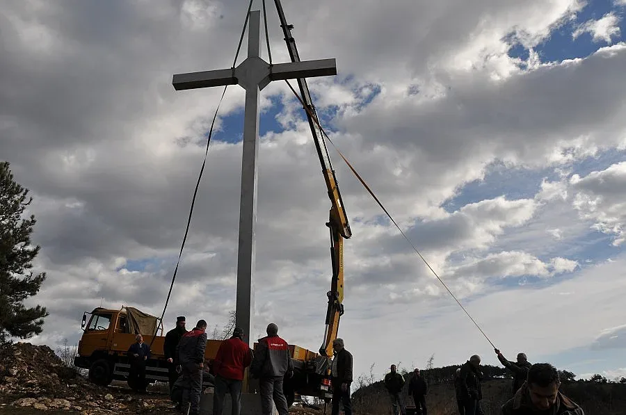 Десетметров метален кръст бе издигнат над зоната за отдих Главатарци до язовир "Кърджали"
