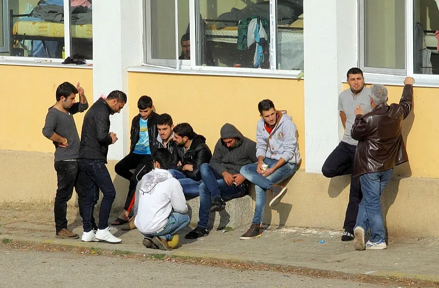 Бежанците в "Овча купел" хвърлят камъни и се бият