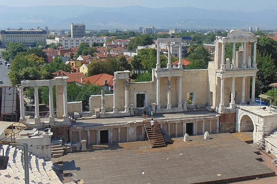 Ремонтират сцената на Античния театър