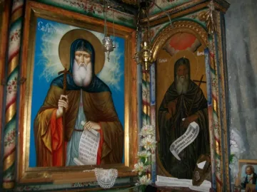 Десетки миряни нощуват в храм за лек
