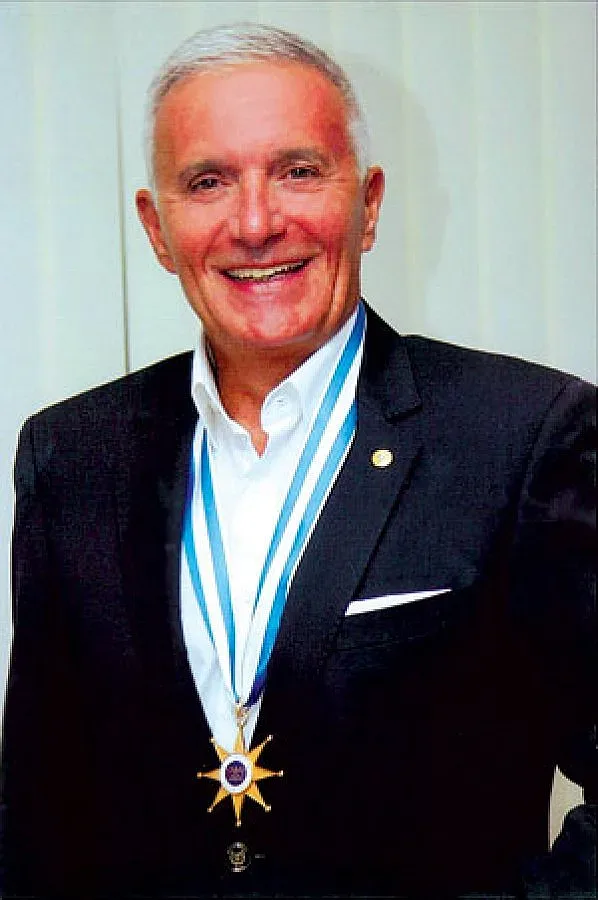 Уволняват шампион по плуване заради царски молебен