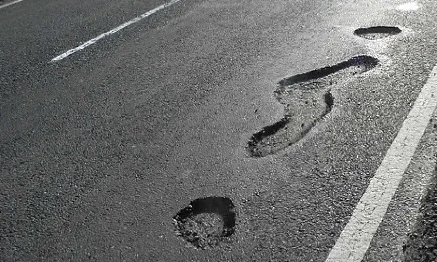 Кърпят и днес дупки по главен път Е-79