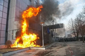 Пожар в сградата на кабинета на Косово след протест