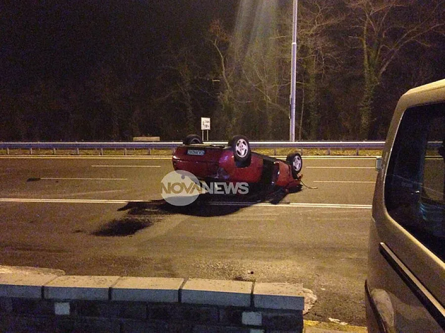 Кола се обърна по таван след гонка в столицата