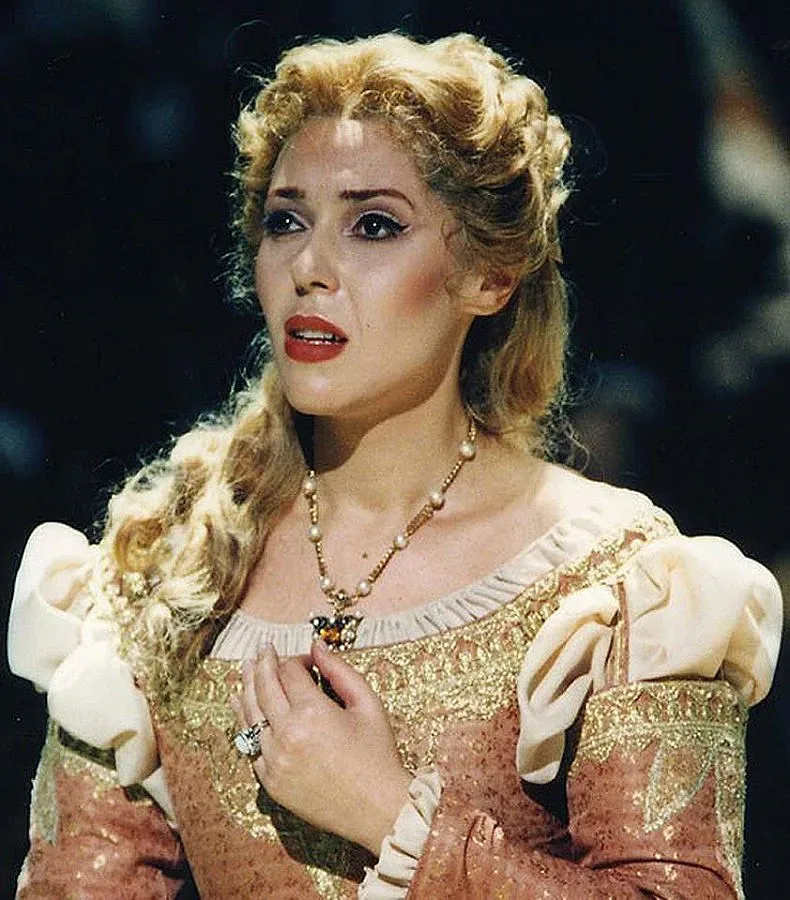 Световно сопрано пее в София