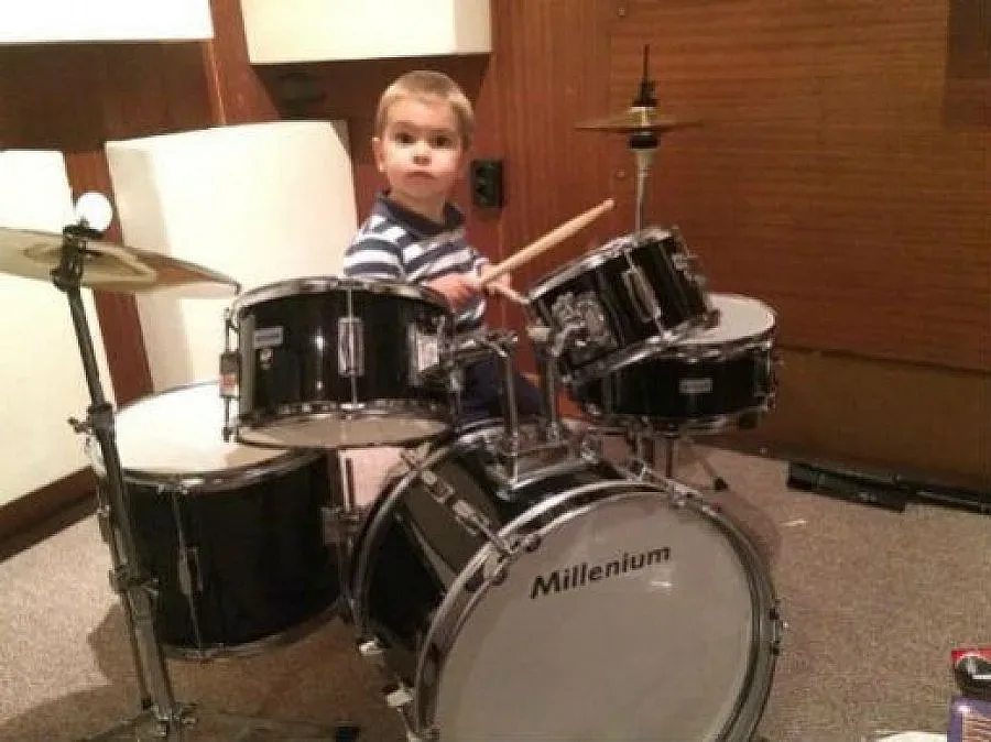 Косьо Лечев забива на барабани