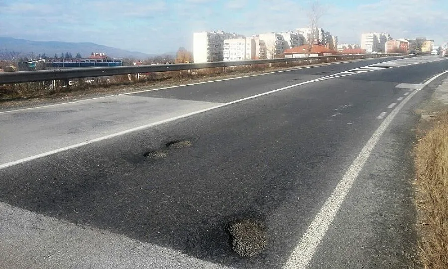 Кърпят спешно дупки по главен път Е-79