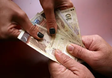 Левът падна с 11,3% спрямо щатски долар през 2015 г.