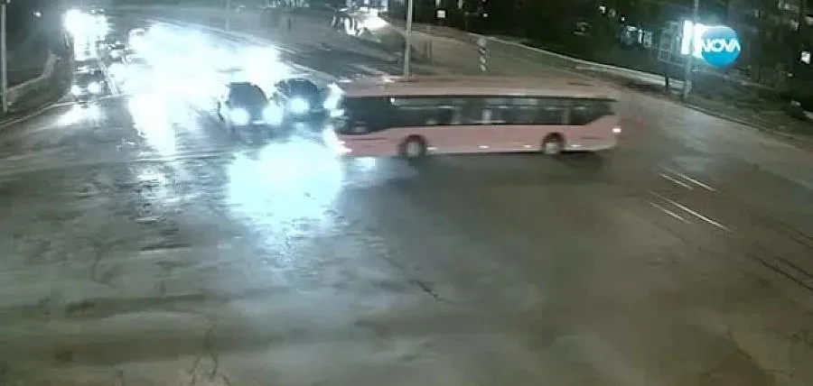 Ексклузивни кадри на катастрофата с автобус 64 (ВИДЕО)
