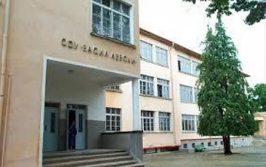 Майка наплю и псува учителка в клас