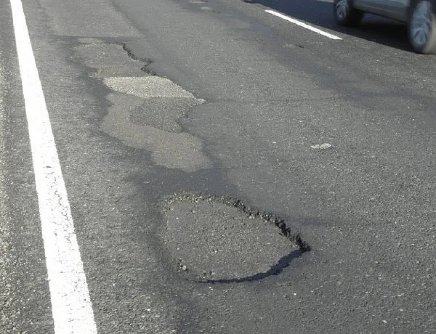 Кърпят спешно над 100 дупки по главен път Е-79