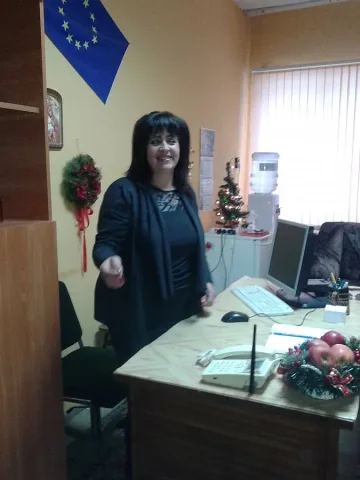 Кметицата с трактора  гадае по цветята