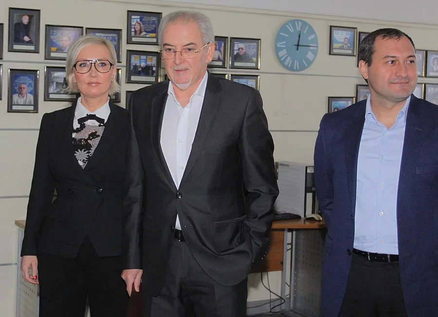 Местан мълчи за шпионажа, плаши със съд