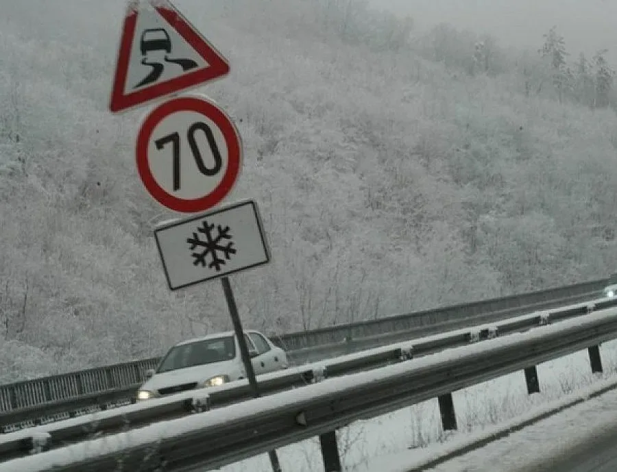 Предупреждават за леден дъжд по АМ "Люлин"