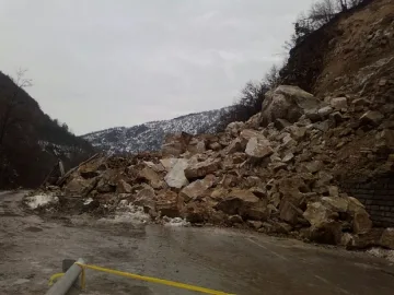 Свлачище блокира пътя Своге-Нови Искър