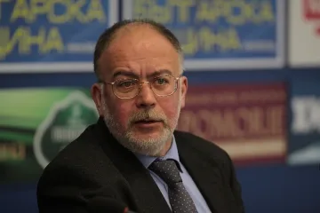 Лесен парламент и трудна геополитика за властта