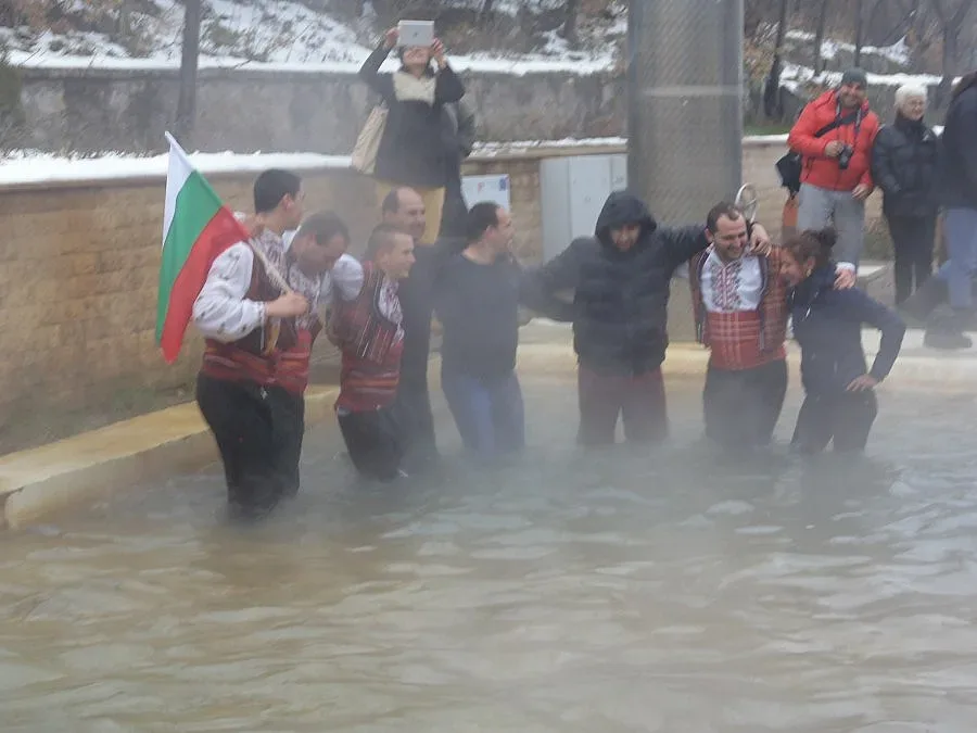 Тийнейджър извади кръста от минералната вода в Хасковските Бани