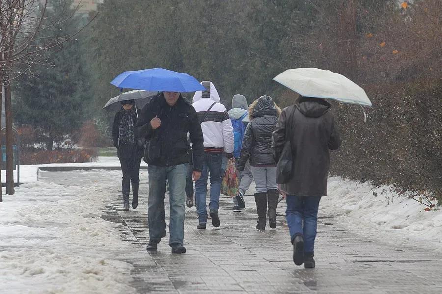 Валежите продължават