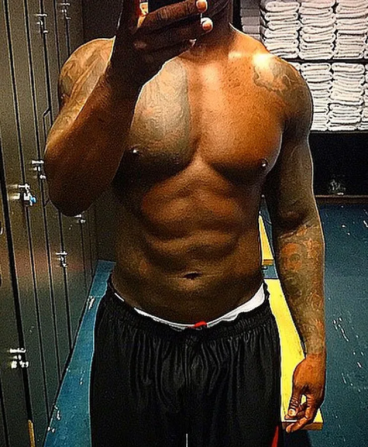 Загадката: Машината от мускули е рапърът..