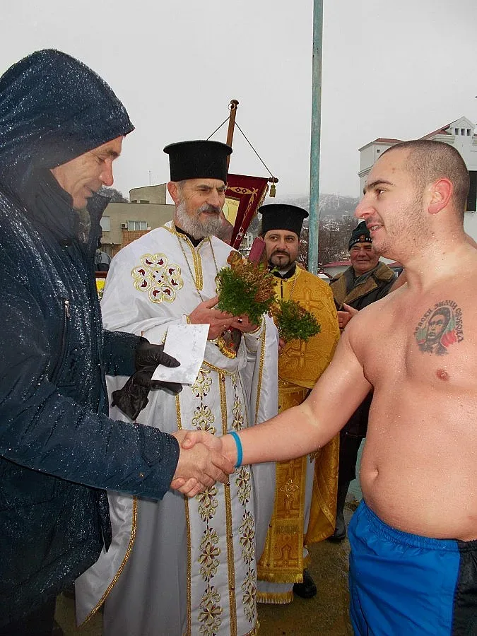 22-годишен пръв стигна до кръста в морето в Балчик