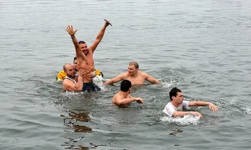 26-годишен спортист извади Богоявленския кръст от Арда