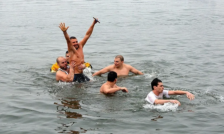 26-годишен спортист извади Богоявленския кръст от Арда