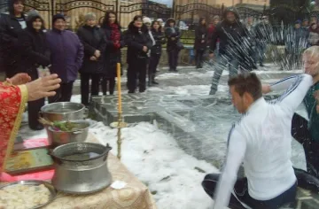 Ученик извади кръста от шадравана в с. Крупник