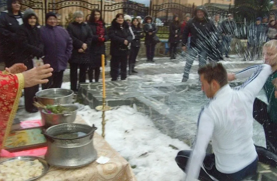 Ученик извади кръста от шадравана в с. Крупник