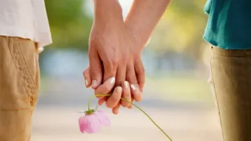 В Турция забраниха влюбените да се държат за ръце